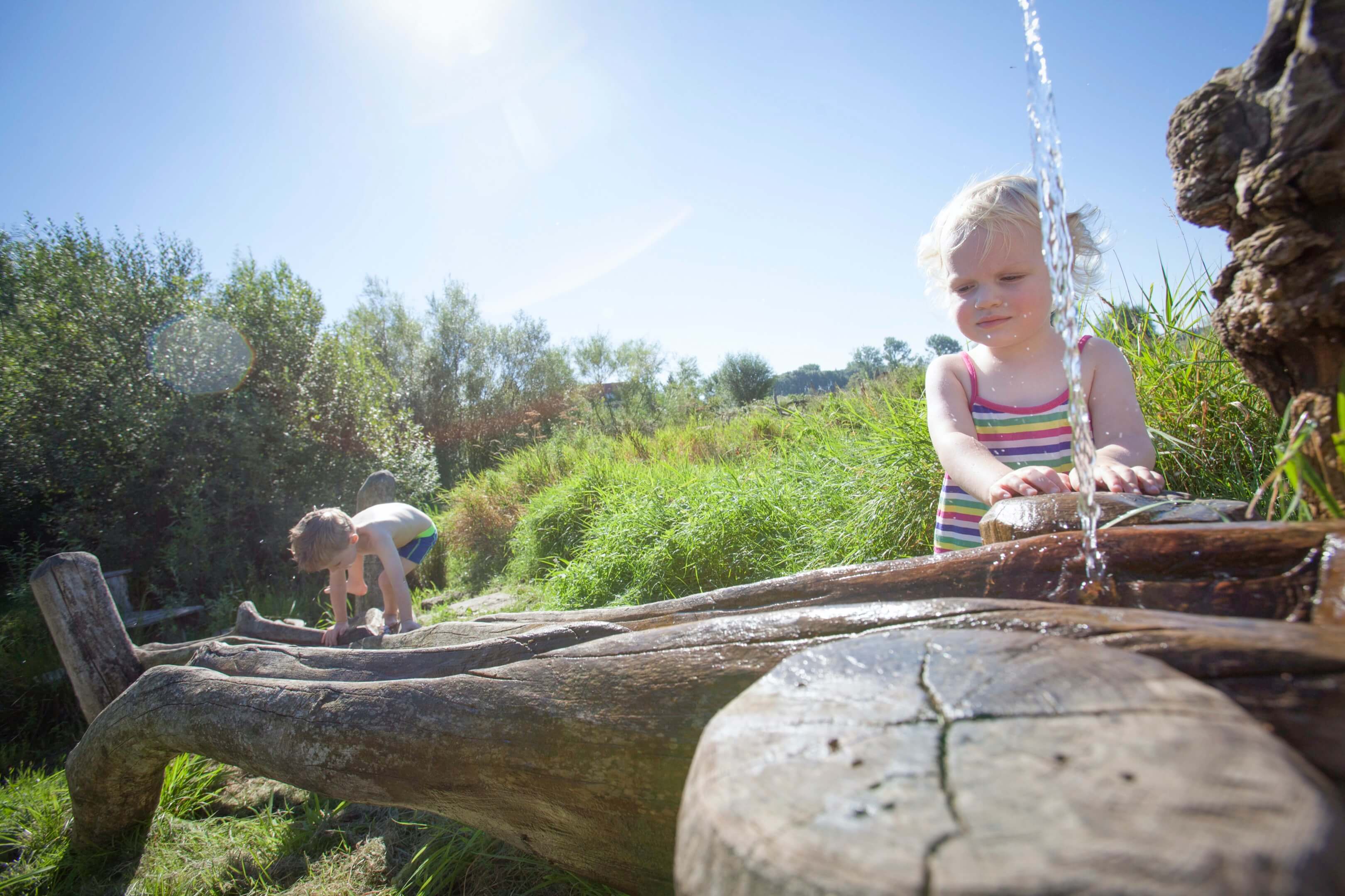 Saartje kind speelboerderij verwondering 2,5 jaar zomer water schommelen Jur Jurjen Poeles Fotografie reportage vrij werk vrijwerk